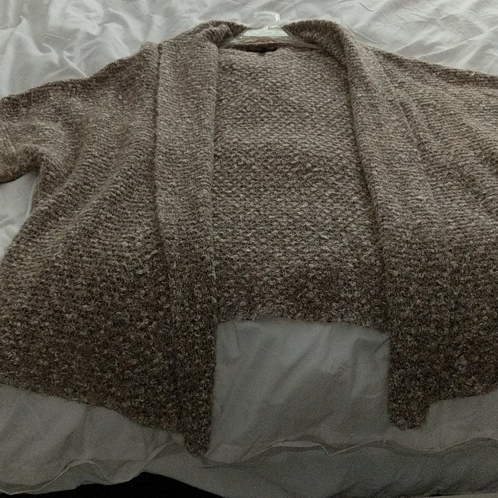 Lightweight knitted short sleeve sweater